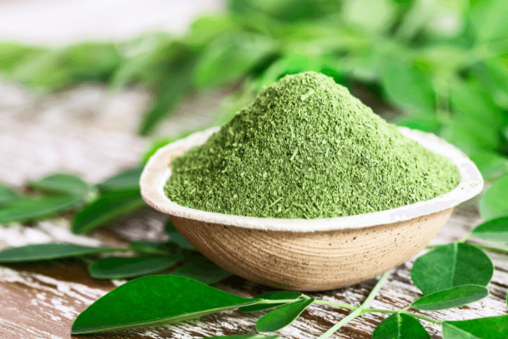 A moringa értékes hatóanyagtartalommal bír: antioxidánsokat, vitaminokat és ásványi anyagokat, valamint aminosavakat tartalmaz.